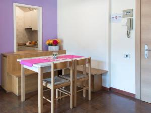 kuchnia ze stołem z różową tkaniną w obiekcie Apartment Standard by Interhome w mieście Riva del Garda