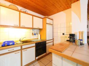 Kuchyňa alebo kuchynka v ubytovaní Holiday Home Sunny by Interhome