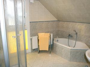 Un baño con ducha, bañera y lavabo. en Apartment Lemke by Interhome, en Prerow 13 fotos más