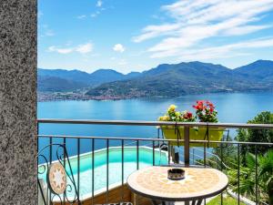 een balkon met een tafel en uitzicht op het water bij Holiday Home Lo Scoiattolo by Interhome in Carmine