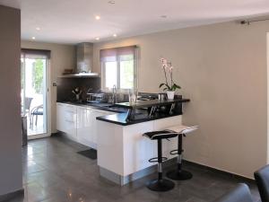 Η κουζίνα ή μικρή κουζίνα στο Holiday Home L'Yeuse by Interhome
