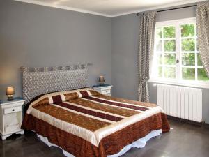 ein Schlafzimmer mit einem großen Bett und einem Fenster in der Unterkunft Holiday Home L'Yeuse - BEF160 by Interhome in Plan Florent
