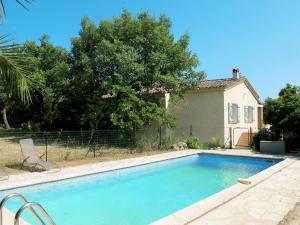 uma piscina em frente a uma casa em Holiday Home L'Yeuse - BEF160 by Interhome em Plan Florent