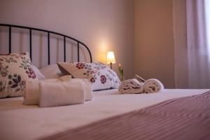 a bedroom with a bed with towels on it at Locanda agricola Posapiano in Montecarlo