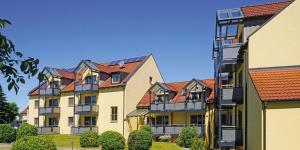 una fila de casas con techos rojos en Appartementhaus Würding, en Bad Füssing