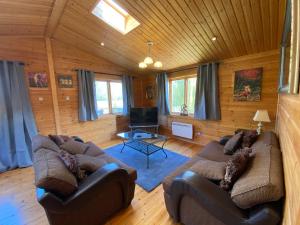 uma sala de estar com dois sofás e uma televisão em Owlet Lodge at Owlet Hideaway - with Hot Tub, Near York em Seaton Ross