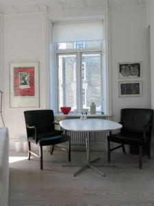 une chambre avec une table, deux chaises et une fenêtre dans l'établissement ApartmentInCopenhagen Apartment 1280, à Copenhague
