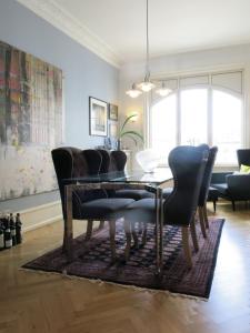 a dining room with a glass table and chairs at ApartmentInCopenhagen Apartment 1290 in Copenhagen