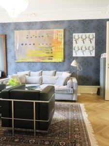 uma sala de estar com um sofá e uma mesa em ApartmentInCopenhagen Apartment 1290 em Copenhague