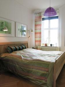 Un dormitorio con una cama grande y una lámpara púrpura. en ApartmentInCopenhagen Apartment 1290, en Copenhague