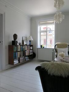 コペンハーゲンにあるApartmentInCopenhagen Apartment 1277のリビングルーム(本棚、窓付)