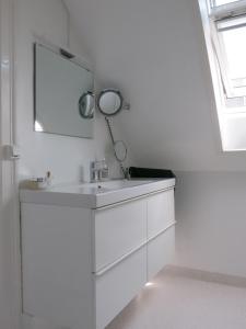 コペンハーゲンにあるApartmentInCopenhagen Apartment 1277の白いバスルーム(シンク、鏡付)