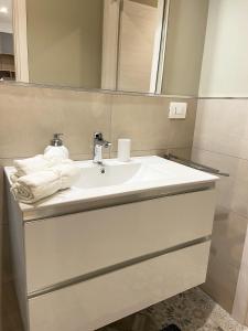 A bathroom at Casa di Laura mono e bilo di fronte Ospedale San Raffaele