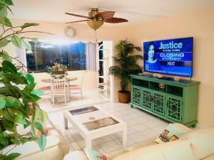 TV at/o entertainment center sa Harbor Towers Yacht and Racquet Club on Siesta Key