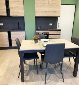 A kitchen or kitchenette at Casa di Laura mono e bilo di fronte Ospedale San Raffaele