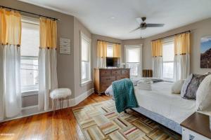 Χώρος καθιστικού στο Quaint brick townhome in historic Kennett Square