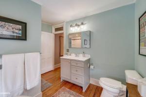 Ένα μπάνιο στο Quaint brick townhome in historic Kennett Square +14 φωτογραφίες
