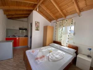 sypialnia z łóżkiem w pokoju z kuchnią w obiekcie Guesthouse Mance w mieście Ksamil