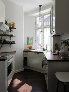 eine Küche mit einer Theke und einem Fenster in der Unterkunft ApartmentInCopenhagen Apartment 1382 in Kopenhagen