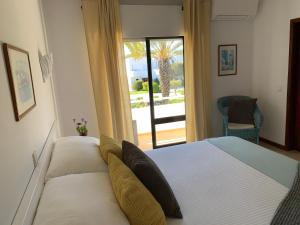 Llit o llits en una habitació de Sea & Golf Vila Gaivota