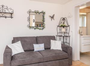 ein Wohnzimmer mit einem Sofa und einem Spiegel in der Unterkunft Kleine Perle auf Amrum in Norddorf