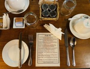 une table avec plaques blanches et argenterie dans l'établissement The Royal Oak, à Ashbourne