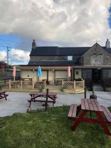 a group of picnic tables in front of a building at the Engine Inn in Penzance