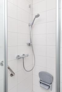 ein Bad mit einer Dusche und einem WC in der Unterkunft Haus am Seezeichen - Whg. Lürßen in Wittdün