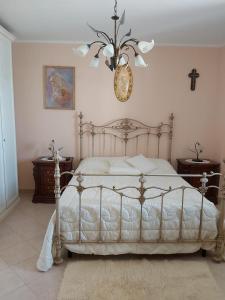 una camera da letto con un letto con un orologio sul muro di A casa di simone a Porto Cesareo