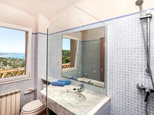 ベグールにあるHoliday Home Xarmada Marco by Interhomeのバスルーム(洗面台、トイレ付)、窓が備わります。