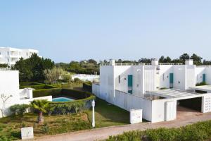 una vista aérea de una casa blanca con piscina en M&L Beach House en Alvor