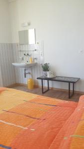 Zimmer mit einem Tisch, einem Waschbecken und einem Tisch in der Unterkunft Ristorante Gordolese con alloggio in Gordola