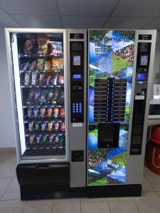 una máquina expendedora de bebidas en una tienda en Premiere Classe Lisieux, en Lisieux