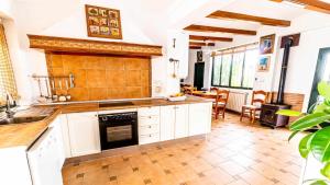 eine Küche mit weißen Schränken und einer Arbeitsplatte in der Unterkunft Hacienda El Corchuelo in Marchena