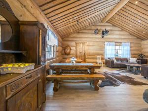 - un salon avec une table dans une cabane en rondins dans l'établissement Holiday Home Juurakkopirtti by Interhome, à Keuruu