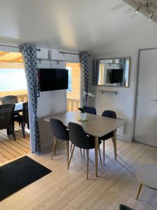 Mobilhomes Quiberon Camping Conguel - Bord de Mer TV 또는 엔터테인먼트 센터