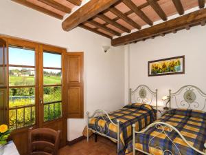 Sant' AlessioにあるHoliday Home Renata by Interhomeのベッドルーム1室(ベッド2台、窓付)