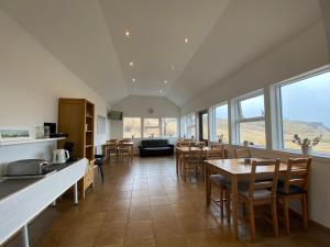 une cuisine et une salle à manger avec des tables et des chaises dans l'établissement Dalshöfdi Guesthouse, à Dalshöfdi