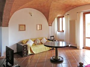 Posezení v ubytování Apartment Le Palaie - 'Mangiatoia' by Interhome