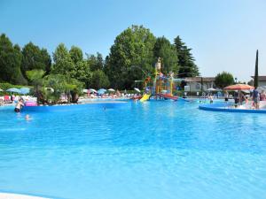 Basen w obiekcie Holiday Home Bella Italia-5 by Interhome lub w pobliżu