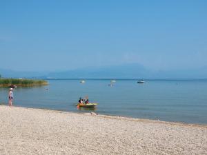 grupa ludzi w łodzi w wodzie w obiekcie Holiday Home Bella Italia-5 by Interhome w mieście Peschiera del Garda