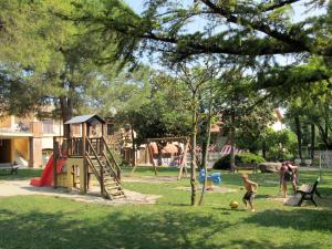 Plac zabaw dla dzieci w obiekcie Holiday Home Bella Italia-5 by Interhome