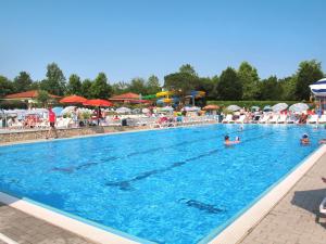 Basen w obiekcie Holiday Home Bella Italia-5 by Interhome lub w pobliżu