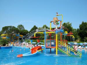 Basen w obiekcie Holiday Home Bella Italia-5 by Interhome lub w pobliżu