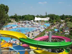 grupa ludzi w parku wodnym w obiekcie Holiday Home Bella Italia-5 by Interhome w mieście Peschiera del Garda