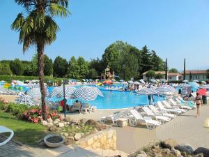 Basen w obiekcie Holiday Home Bella Italia-5 by Interhome lub w pobliżu