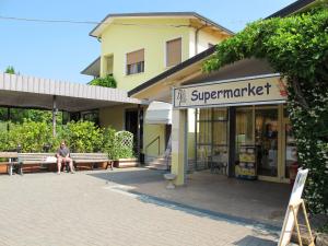 Supermarket lub sklepy w pobliżu tego domu wakacyjnego