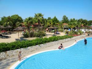 Basen w obiekcie Holiday Home Bella Italia-5 by Interhome lub w pobliżu