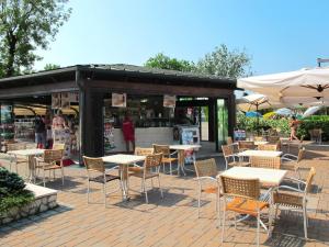 Restauracja lub miejsce do jedzenia w obiekcie Holiday Home Bella Italia-5 by Interhome