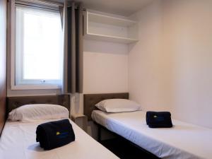 dwa łóżka w pokoju z dwoma torbami w obiekcie Holiday Home Bella Italia-5 by Interhome w mieście Peschiera del Garda +32 zdjęcia